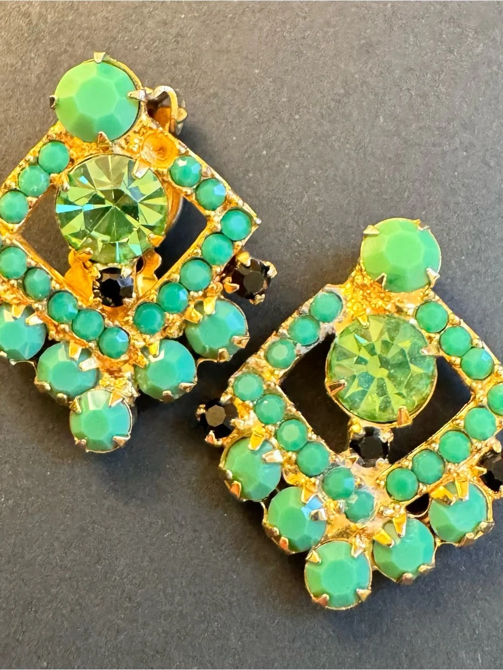 Vintage Juliana green rhinestone and uranium glass brooch and clip on earrings